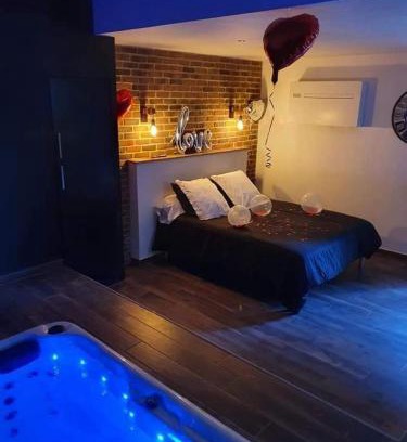 Ferriere-la-Grande Apartment | chambre romantique avec spa privatif