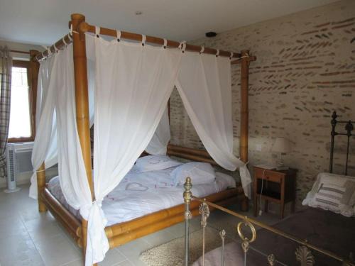Mur-de-Sologne Apartment | CHAMBRE ROMANTIQUE