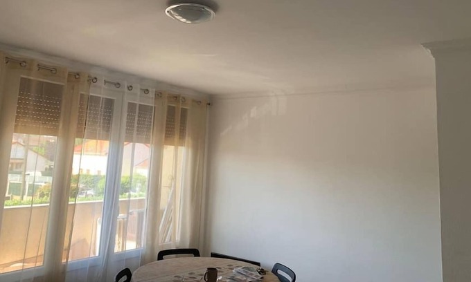 Vigneux-sur-Seine Apartment | Chambre spacieuse et lumineuse est parfaite pour des vacances en famille