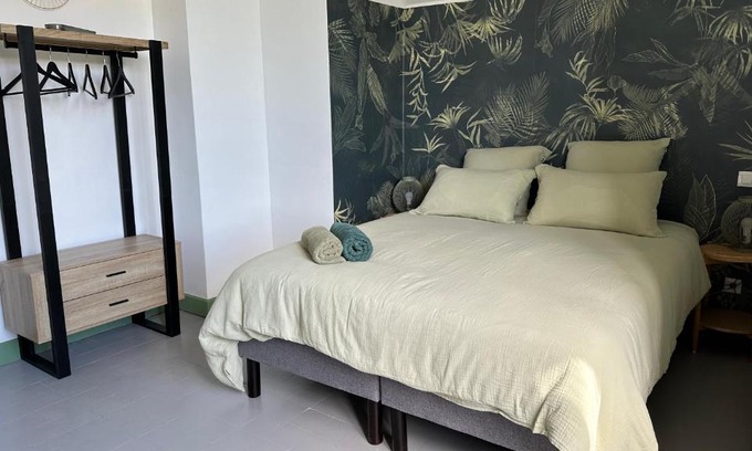 Villeneuve-Minervois House | Chambre Tropicale au Domaine de l'Aven
