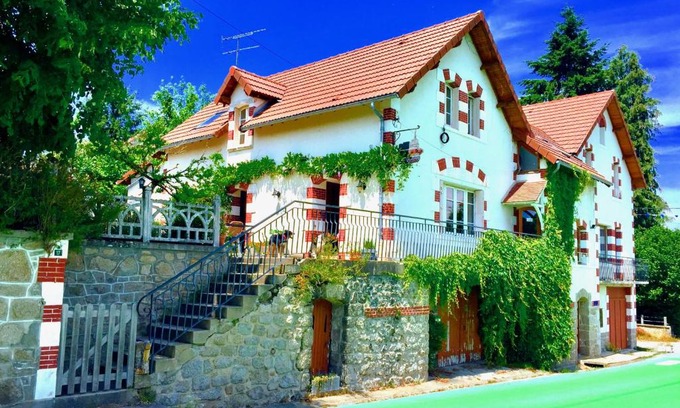 Crocq Bed & Breakfast | Chambres chez l'habitant et table d'hôtes Crocq "le vieil hôtel"