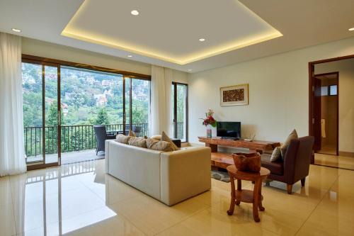 Bandung Villa | Chamomile Hill View Villa 6 bedrooms with a private swimming pool and movie room