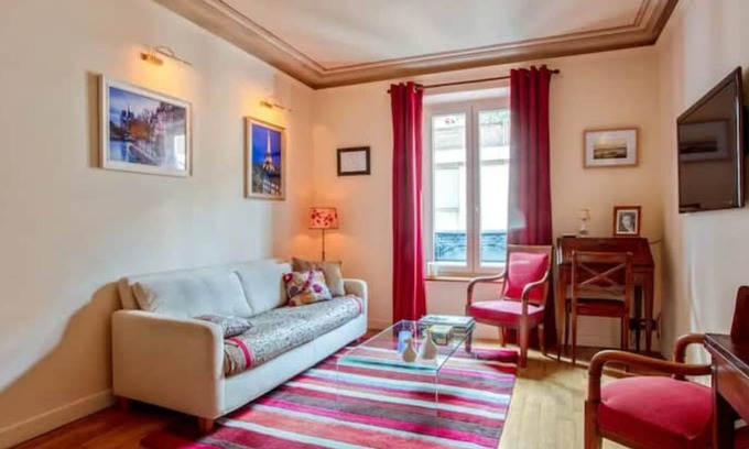 Ternes Apartment | Champs Elysées - Arc de Triomphe. Elegant, quiet, air-conditioned apartment