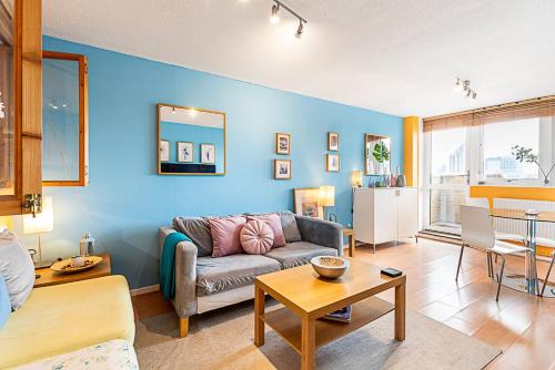 Farringdon Apartment | Chancery Lane Gem with Balcony and Lift