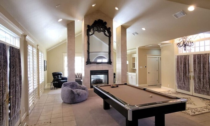 San Angelo House | Chandelier House in Texas