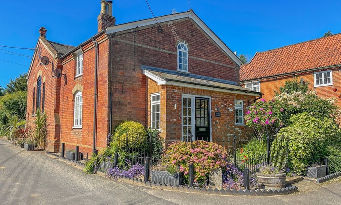 Martlesham Heath Cottage | CHAPEL COTTAGE, NEWBOURNE, pet friendly, with open fire in Woodbridge