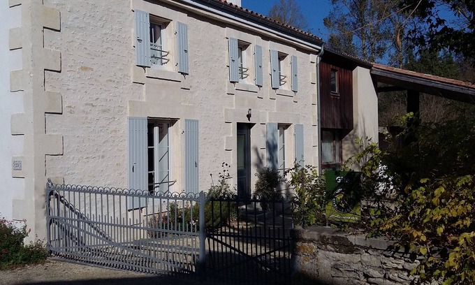 Le Vanneau-Irleau Cottage | Character cottage for 6 people on the edge of the water in the Marais Poitevin