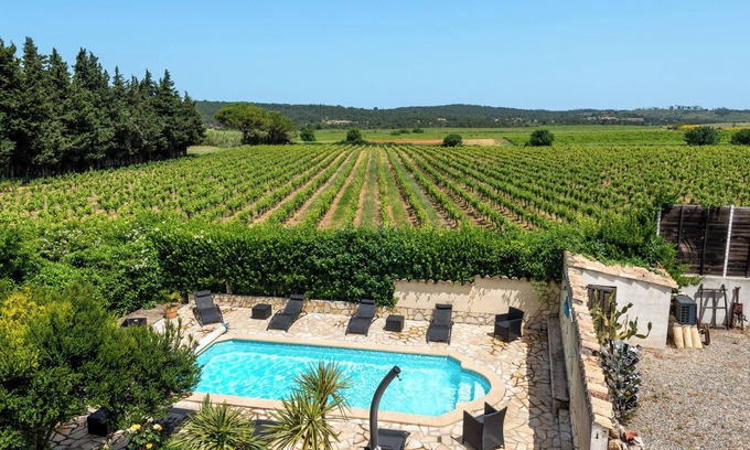 Fabrezan House | Character gite with swimming pool, surrounded by vineyards, 30 min drive from the Mediterranean coast.