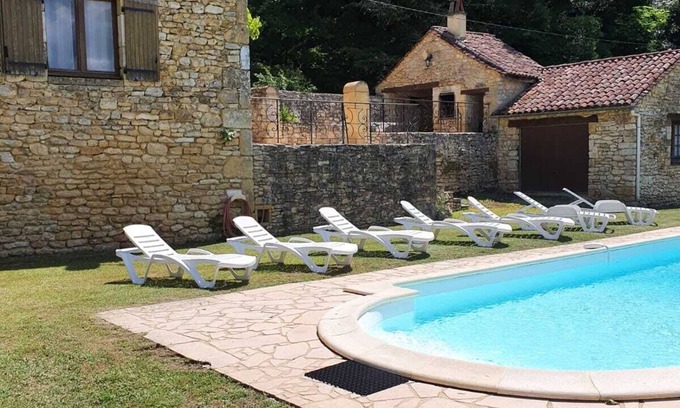 Tursac Cottage | Character house 8/10 pers. with private pool, view of MARZAC castle