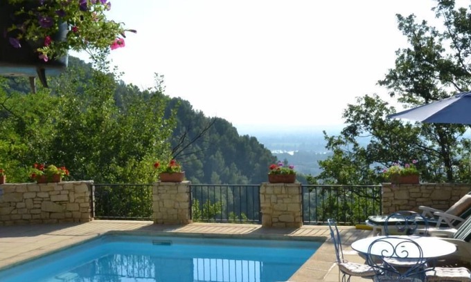 Le Teil Apartment | Character house with pool and exceptional views