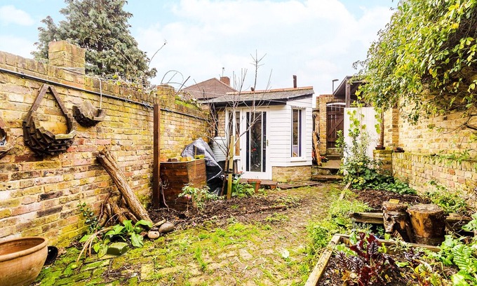 Crofton Park House | Characterful end of terrace house in cul de sac leading to impressive park