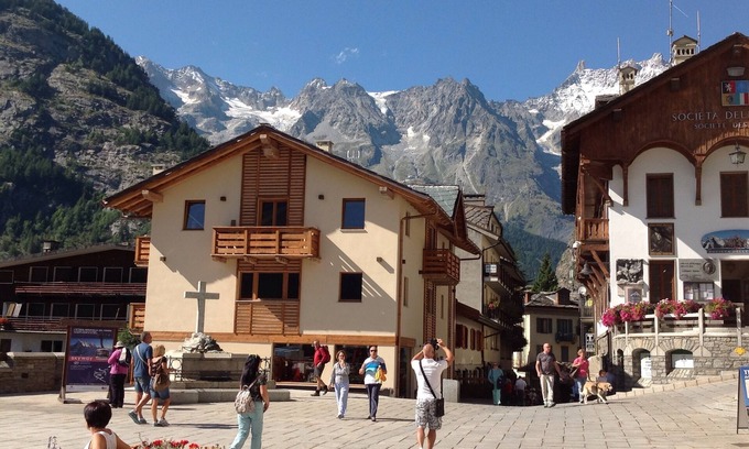 Courmayeur Apartment | Characteristic apartment on the central square of the Church of Courmayeur