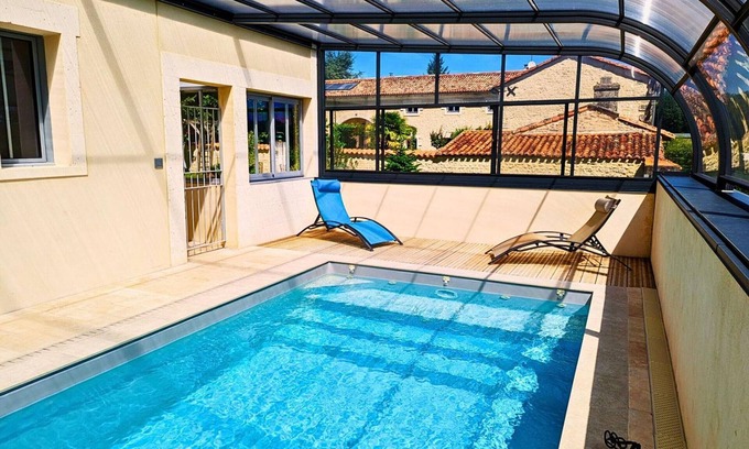Salles-de-Barbezieux Cottage | "Charentaise rénovée avec piscine, sauna et équipements bébé, proche de Barbezieux"