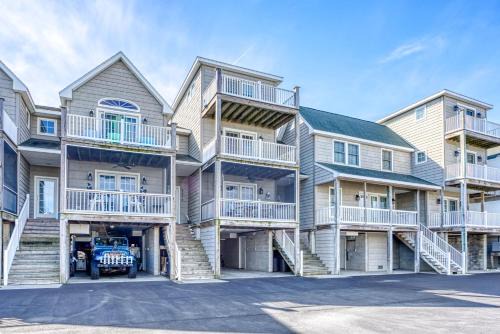 Chincoteague House | Charlie's Bayside Retreat - Pet friendly, In town!