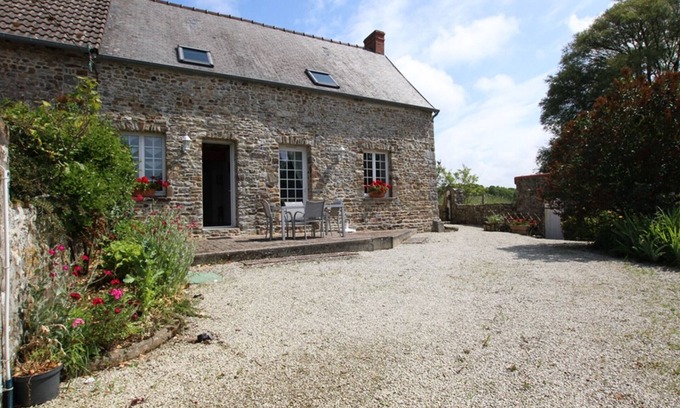 Saint-Maurice-en-Cotentin Cottage | Charming Countryside Retreat with Modern Amenities and Garden in Saint-Maurice-en-Cotentin