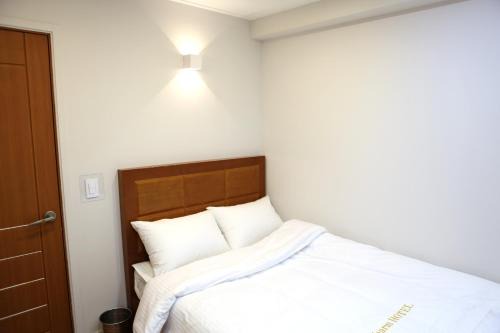 Sinchon-dong Hotel | Charm Hotel
