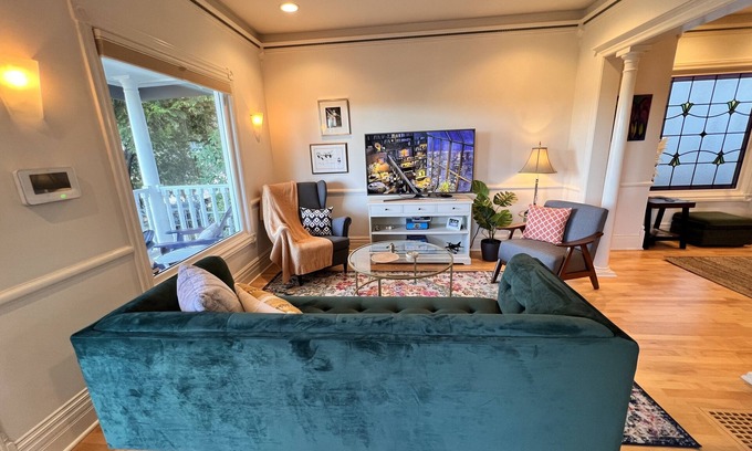 North Queen Anne House | Charm of Queen Anne w king & queen beds/front porch/patio/pvt parking