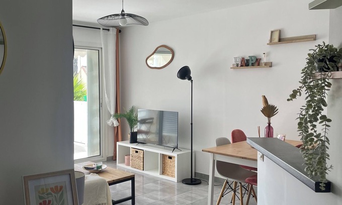 Golfe Juan Apartment | Charmant Deux Pièces à 500 m des Plages. A 5 Minutes de Cannes!