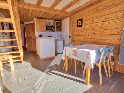 Notre-Dame-de-Bellecombe Apartment | Charmant duplex rénové, vue sur Mont Charvin, 4 pers. - FR-1-505-25
