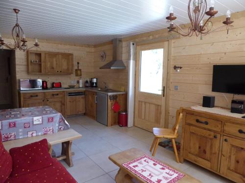 Pralognan-la-Vanoise Apartment | Charmant Rez-de-Jardin avec Terrasse dans Chalet Haut de Gamme proche Centre et Pistes de Ski - FR-1-464-29