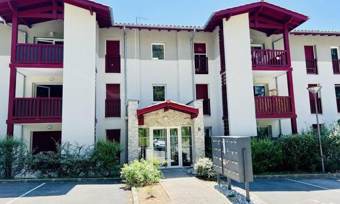 Hasparren Apartment | Charmant T2 à Hasparren, 4 pers, centre-ville, terrasse, parking privatif - FR-1-495-84