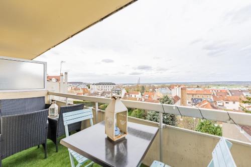 Saint-Cyr-l'Ecole Apartment | Charmant T2 avec Terrasse - Gare à 100m et parking gratuit