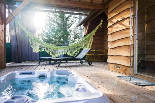 Boismorand Ski Chalet | Charmante Cabane dans les arbres avec jacuzzi et sauna