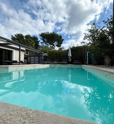 Le Brusc Villa | Charmante villa au brusc avec piscine à 10min à pied de la mer