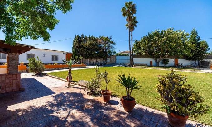 Chiclana de la Frontera House | Charming Home with Spacious Garden, Pool, Terrace and Wi-Fi; Pet-Friendly