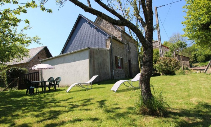 Le Grippon Cottage | Charming Countryside Retreat with Fireplace, Garden, and WiFi - Pets Welcome!