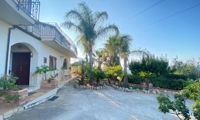 Campofelice di Roccella Villa | Charming 3-bedroom villa with WiFi and AC in beautiful Campofelice di Roccella