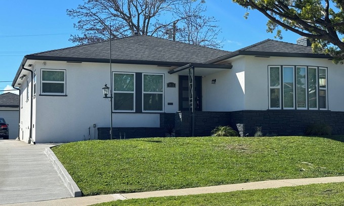 Ladera Heights House | Charming 3-bedroom house with WiFi and AC in View Park-Windsor Hills near LAX.