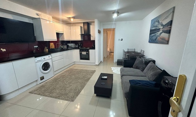 Hainault Apartment | Charming 1-Bed Apartment in Chigwell