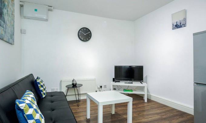 New Cross Apartment | Charming 1-Bed Basement Apartment in Lewisham