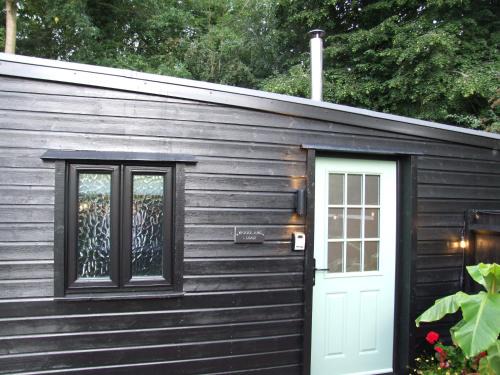 Filby House | Charming 1-Bed Lodge in woodland setting