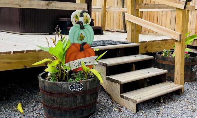 Sevierville Cabin | Charming 1-bed tiny cabin in delightful Sevierville with WiFi, AC, and Hot tub