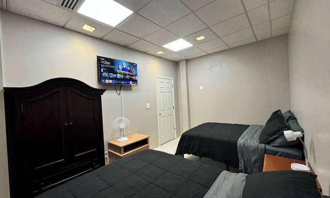 Glen Iris Apartment | Charming 1-bedroom apartment with AC, fitness room private parking .