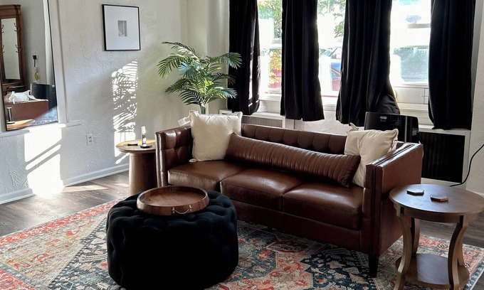 Greensburg Apartment | Charming 1-bedroom apartment in Southwest Greensburg - close to everything.