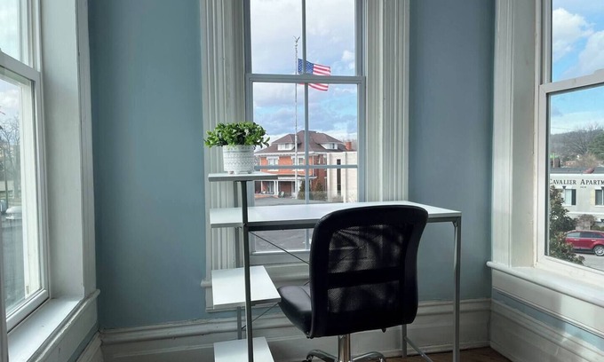 Huntington Apartment | Charming 1-bedroom apartment with WiFi, AC in fabulous Huntington