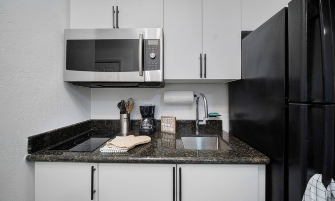 Sunrise Apartment | Charming 1-bedroom aFLL apartment near Sawgrass & Hard Rock with WiFi, AC.