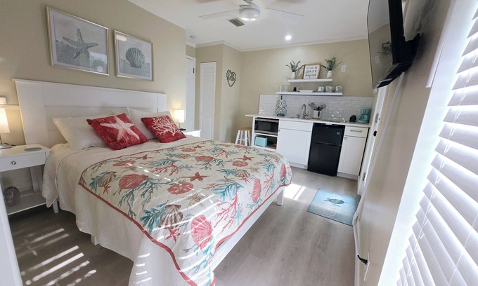 Gulfport Apartment | Charming 1-bedroom apartment with private entrance in historic downtown Gulfport