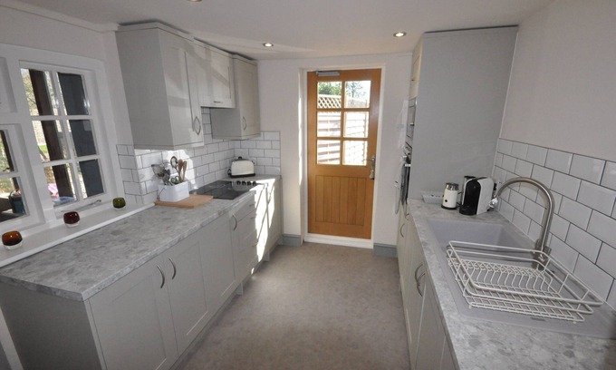 Landbeach Cottage | Charming 1-bedroom cottage with parking - 5 miles to Cambridge