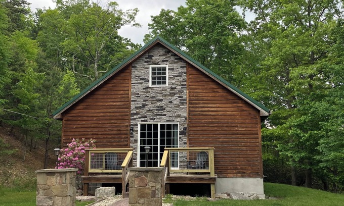Franklin Cabin | Charming 1-bedroom cabin in fabulous Franklin with AC, WiFi.