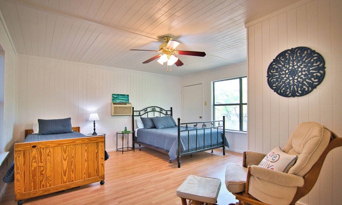 Mason Cabin | Charming 1-bedroom cabin with WiFi, AC 9 miles N. of Mason, TX