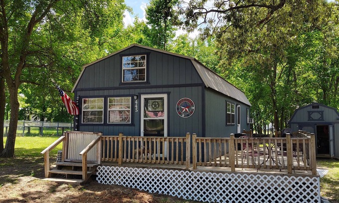 Quitman Cabin | Charming 1-bedroom cabin in Quitman Texas on World famous Lake Fork sleeps 4