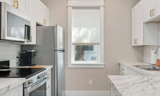 Manteo Cottage | Charming 1-bedroom cottage with WiFi and AC in gorgeous Manteo
