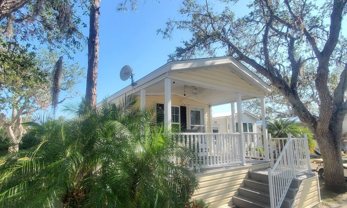 Venice Cottage | Charming 1-bedroom cottage in Ramblers Rest Resort Venice FL
