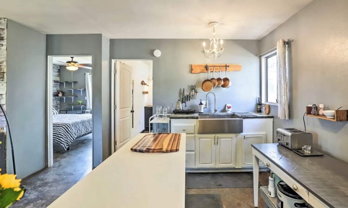 Bend Cottage | Charming 1-bedroom cottage in welcoming Bend with AC