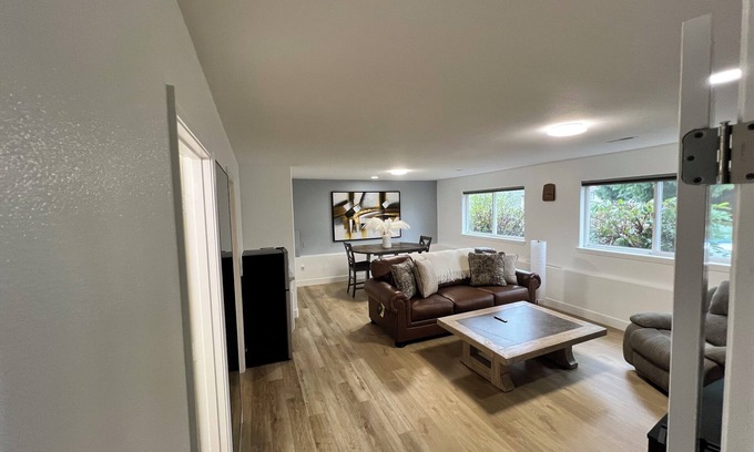 Marysville House | Charming 1-bedroom downstairs unit/suite with living room and AC in Marysville