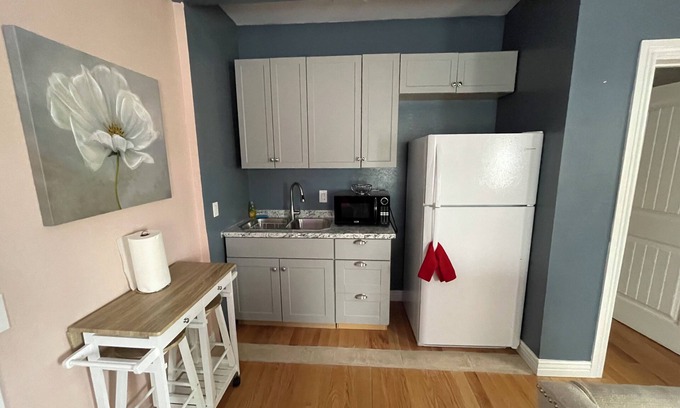 Governmental Mall House | Charming 1-bedroom house with WiFi - Unit #2